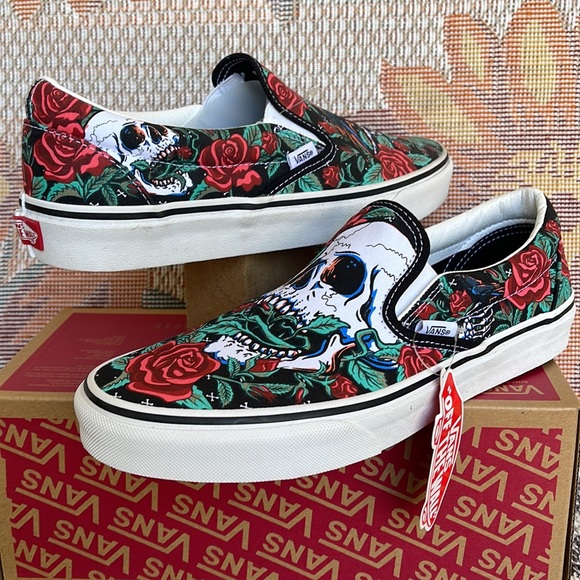 Vans WMNS Classic Slip-0n
Rose Skulls Black/True White 
VN0A7Q5D6BT
Sneakers - Picture 2 of 16